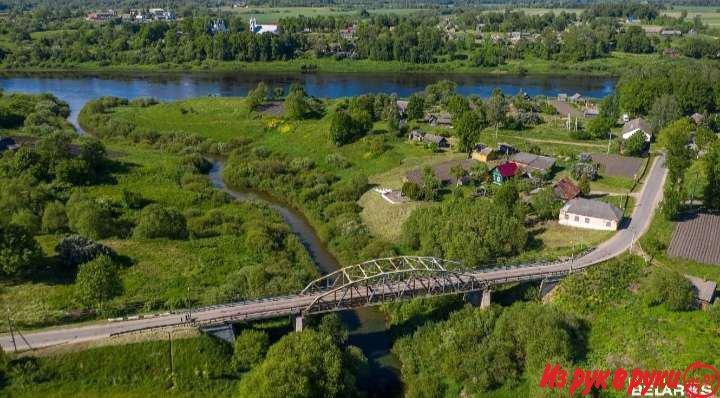 Продаётся дом на берегу западной Двины и речки Друйка,
 тихое живопис