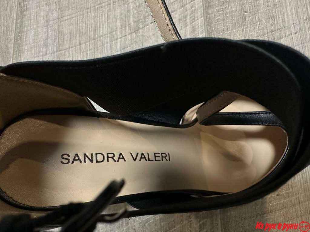 Продам новые туфли женские SANDRA VALERI 39 размер, высота каблука - 8