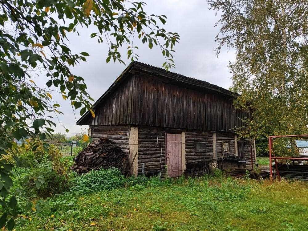 Трешка в кирпичном доме с большим участком, сарай, гараж