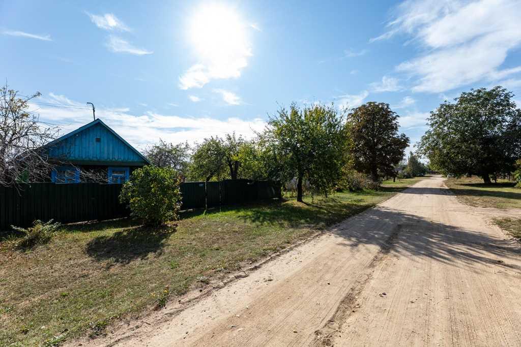 Продается бревенчатый дом с участком в развитом городе-спутнике Руденс