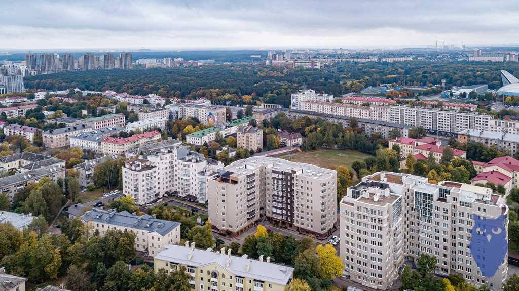 Удобное местоположение в подземном паркинге рядом с лифтом. Охраняемая