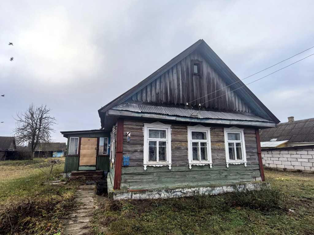 Одноуровневый бревенчатый дом в уютной деревне Присынок Минской област