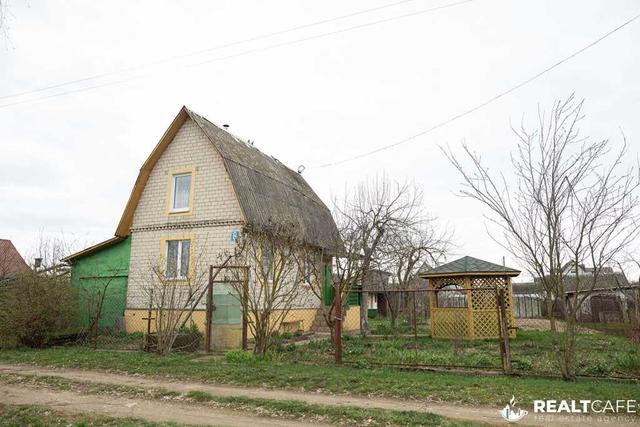 Продается двухэтажная дача в районе деревни Новоселки.  На участке дву