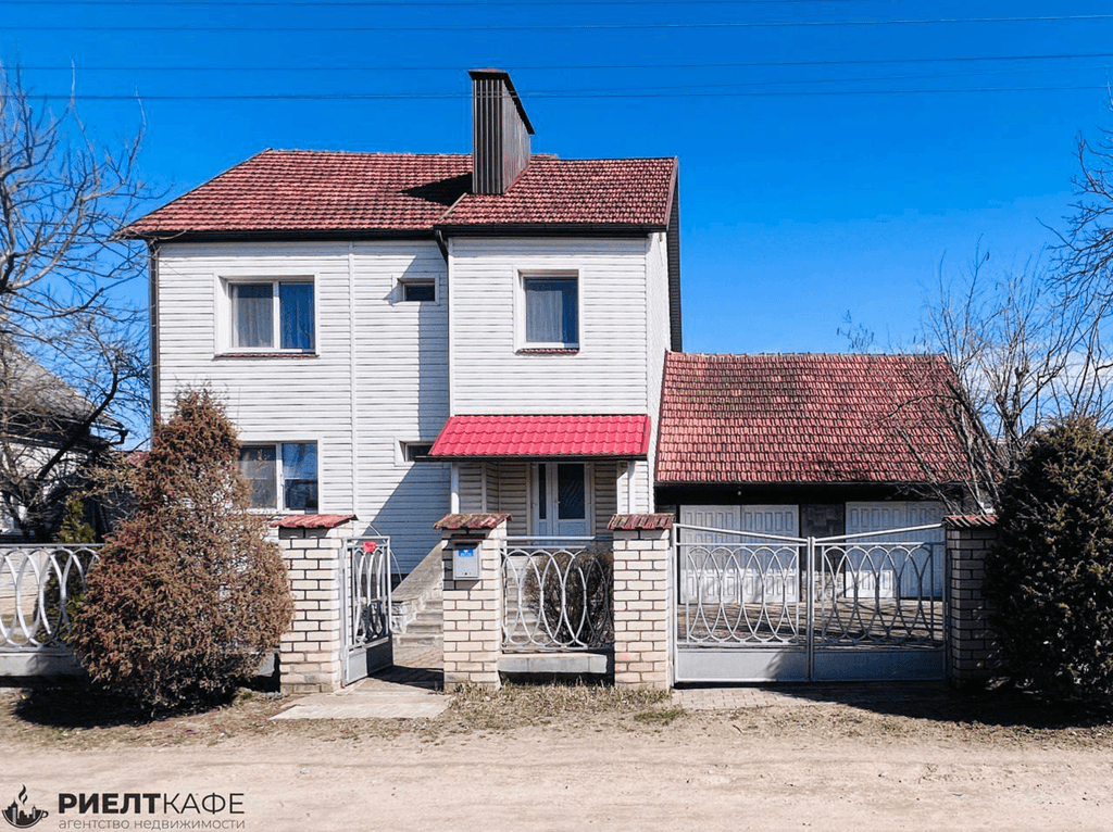 Жилой дом  в Барановичах по адресу пер. Грунтовый.
Дом 1992 года пост