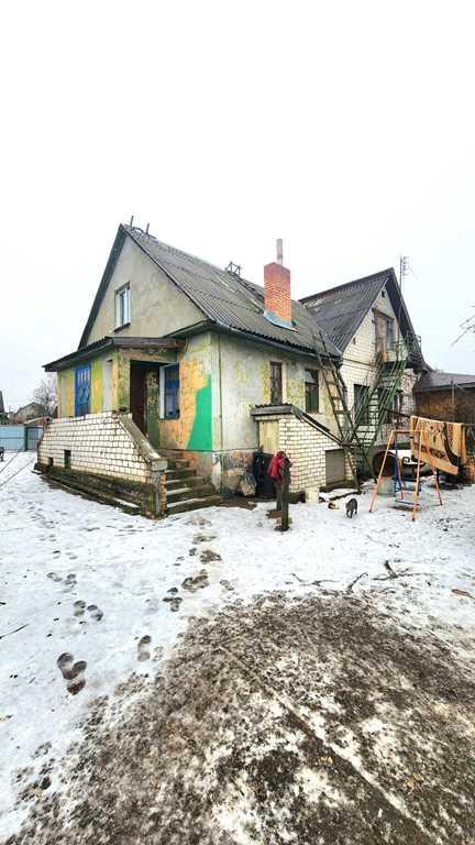 Крепкий жилой дом  с хоз постройками на участке 8 соток  .