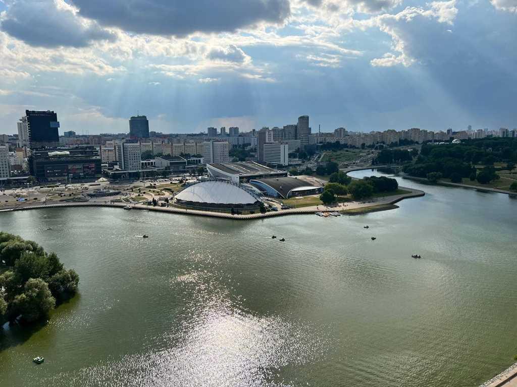 Квартира в самом центре Минска с панорамным видом на воду, город
Одна